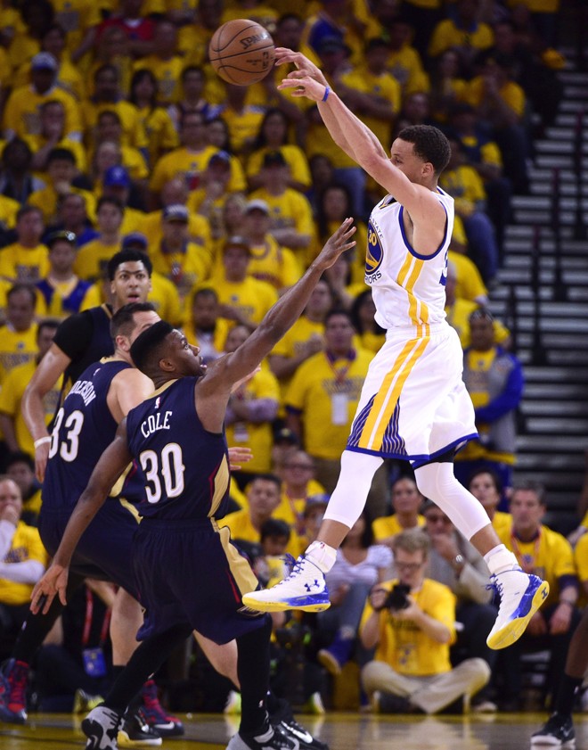 INALCANÇÁVEL Norman Cole até tentou, mas foi impossível deter Stephen Curry, responsável por 34 pontos dos Warriors. | JOHN G. MABANGLO/EFE