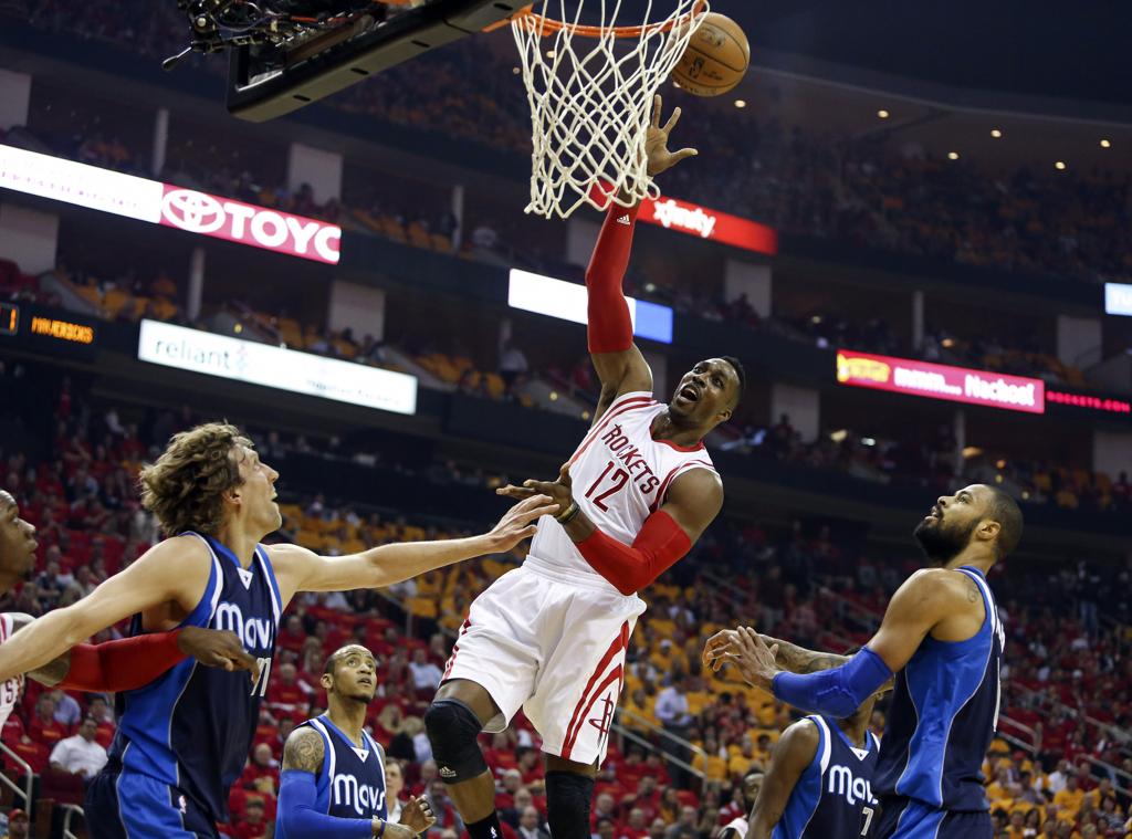 Dwight Howard anotou 18 pontos e pegou 19 rebotes na vitória do Houston Rockets sobre o Dallas Mavericks. | Troy Taormina/USA Today Sports