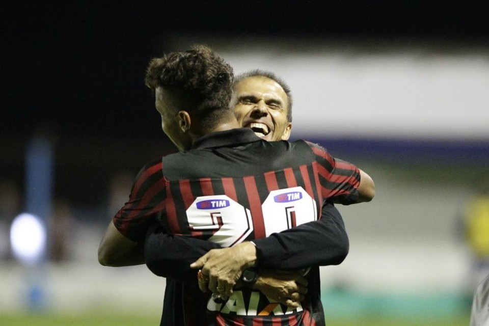 Cryzan abraça o técnico Milton Mendes: alívio. | Daniel Castellano/Gazeta do Povo