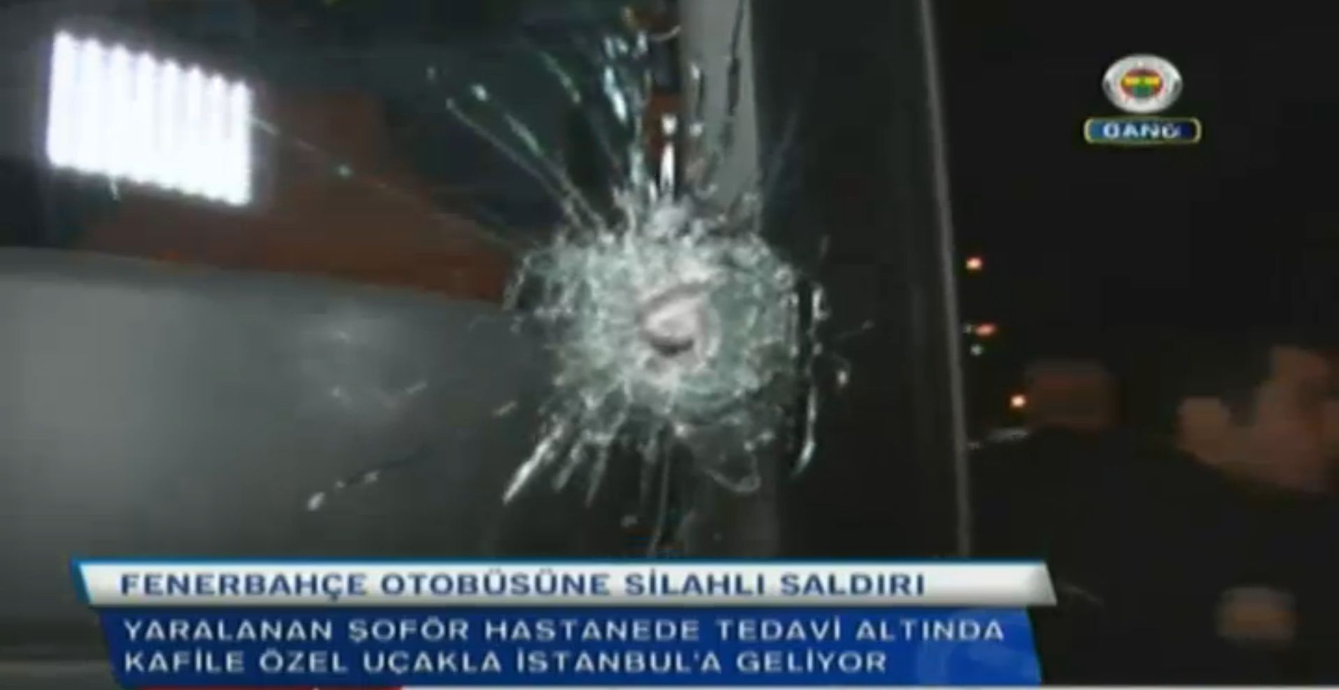 Um tiro atingiu o vidro frontal do ônibus e feriu o motorista, levado ao hospital. | Reprodução/Fenerbahçce TV