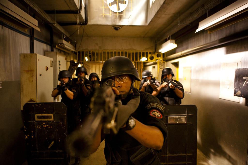 Cena de “Tropa de Elite”, uma exceção em meio às comédias campeãs de público. | /