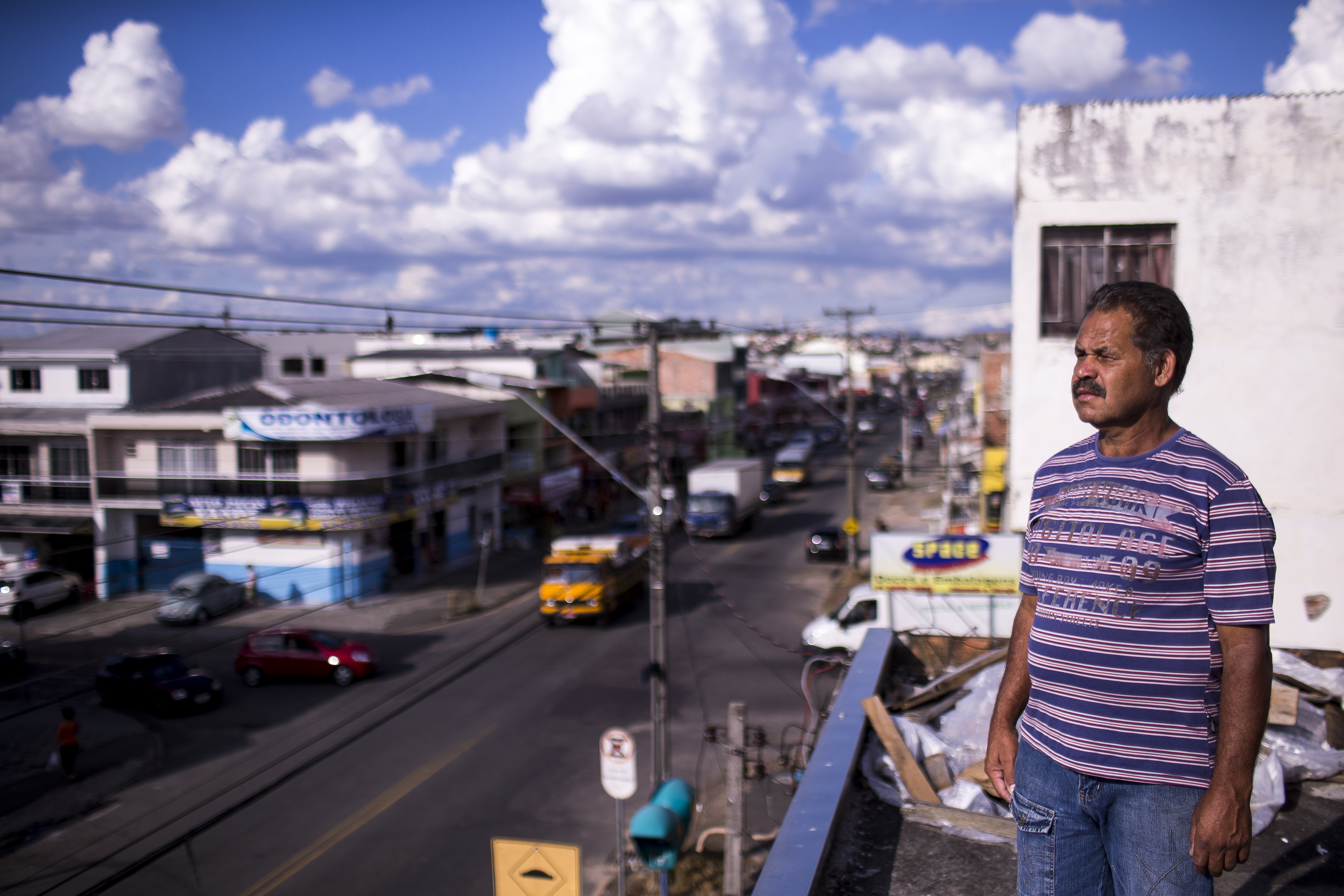 Líder comunitário Sebastião Maria Oliveira, 59 anos, observa o Xapinhal. | Brunno Covello/Gazeta do Povo