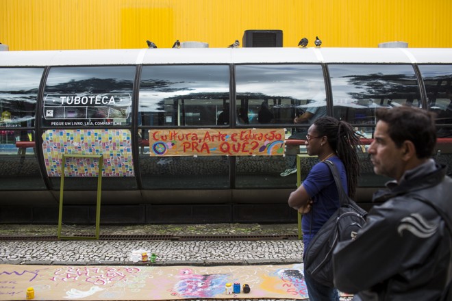 Faixas e cartazes foram distribuídos por vários prontos da praça. | Brunno Covello/Gazeta do Povo