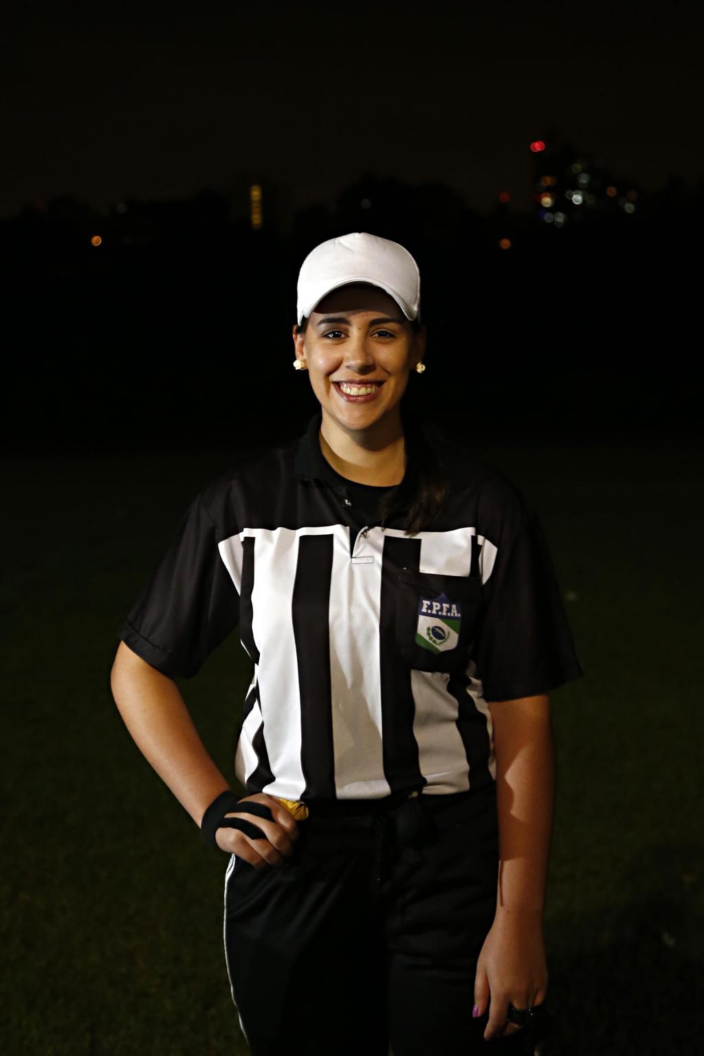 Amanda foi levada para o esporte pelo namorado. Engenheira curitibana diz ter habilidade para mediar a brutalidade do futebol americano. | Albari Rosa/gazeta do povo