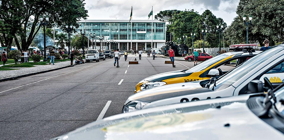 Polícia Militar cerca Centro Cívico: objetivo é garantir que deputados consigam votar proposta até a próxima quinta-feira. | Henry Milleo/Gazeta do Povo