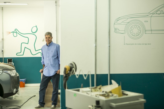 O sócio-proprietário da franquia curitibana, Eros Nicz, diz que cobra pela extensão do dano e não pelo modelo do carro. | Marcelo Andrade/Gazeta do Povo