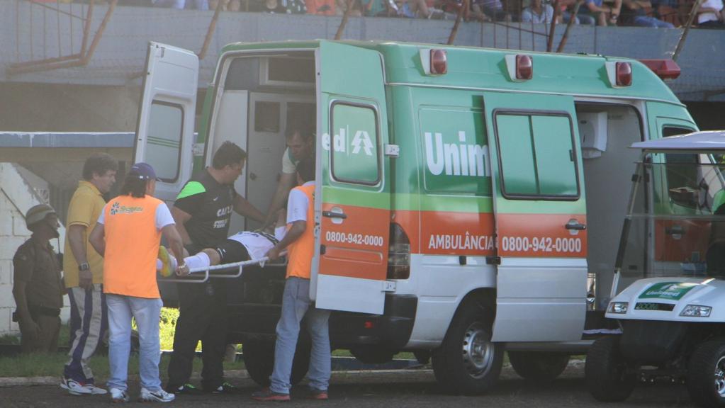 João Paulo foi levado de ambulância para o hospital e fica em observação até segunda-feira. | Divulgação/ Coritiba