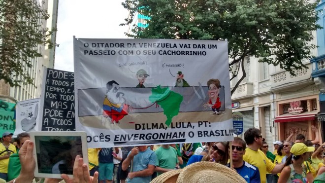 Foram muitas as manifestações contrárias ao “bolivarianismo” e à “ditadura socialista”. Movimentos organizadores do ato fizeram duras críticas às relações políticas entre Brasil e países como Venezuela e Cuba. Eles acusam o governo federal de tentar implantar o modelo socialista no país. | Gazeta do Povo