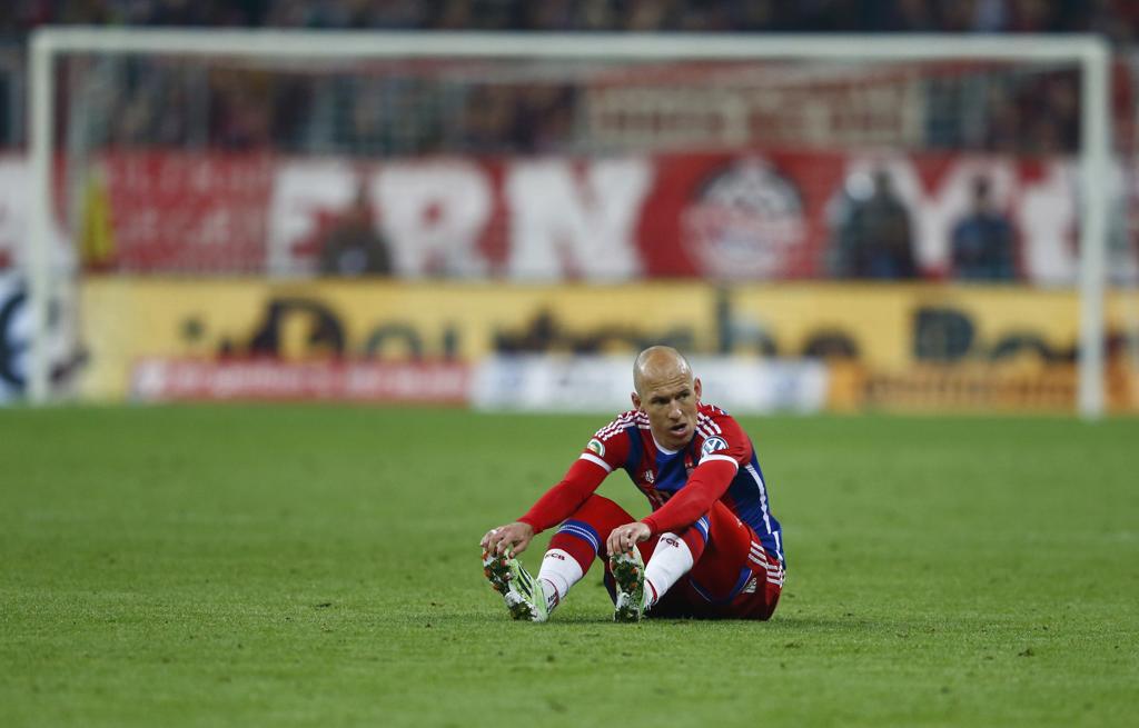 Robben sentiu a lesão na panturrilha da perna esquerda na derrota para o Borussia Dortmund pela Copa da Alemanha. | Michael Dalder/Reuters