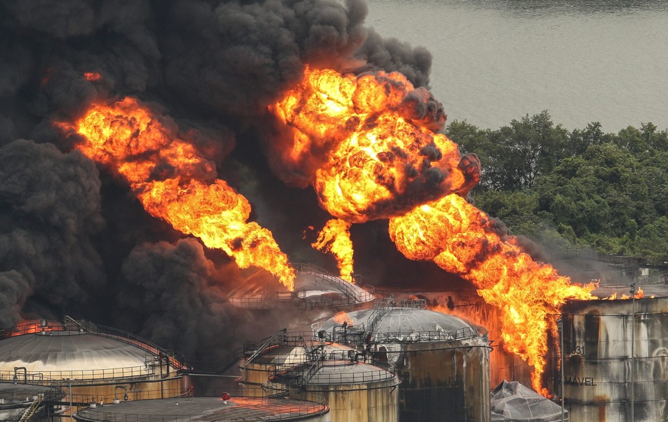 Incêndio próximo ao porto de Santos se espalha após 24h | RICARDO NOGUEIRA/EFE