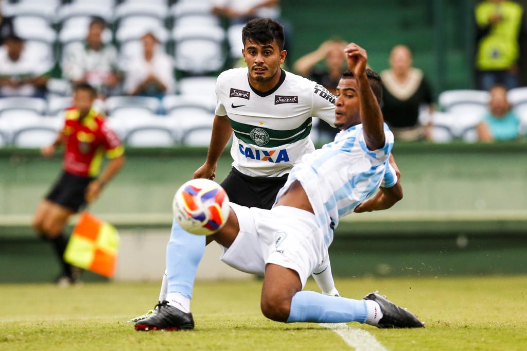 Rafhael Lucas teve uma atuação apagada: finalizou uma vez e tomou cartão amarelo. | Brunno Covello/Gazeta do Povo
