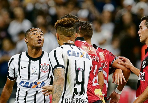 Punição branda freia fim do racismo Elias reage ao ser chamado de macaco: não houve registro de BO. | O Whitaker/Reuters