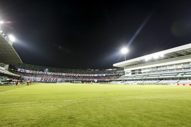 Apenas a curva de entrada do Couto Pereira ficou totalmente disponível para os paranistas: anel intermediário lotado. | Brunno Covello/Gazeta do Povo