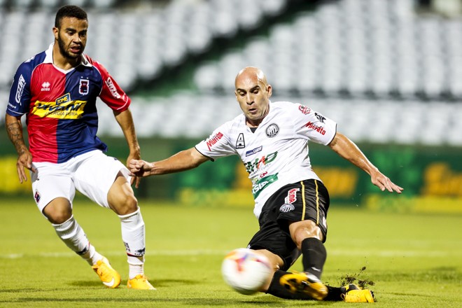 Carlinhos perde a passada e Lucas faz o desarme. | Brunno Covello/Gazeta do Povo