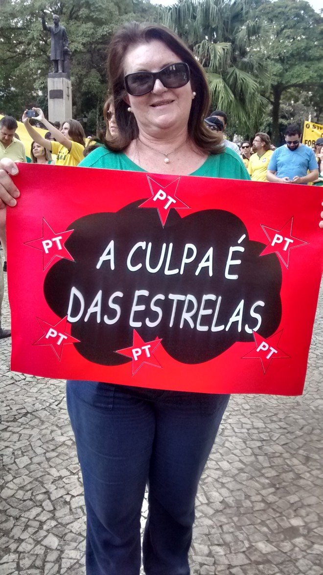 Elizabete Daldin, 61 anos, carregava um cartaz que fazia alusão às estrelas símbolo do Partido dos Trabalhadores. Para ela, a culpa da crise política e econômica vivida pelo país é do PT. | Gazeta do Povo