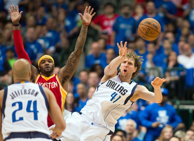 VALEU O ESFORÇO! Dirk Nowitzki se esforçou para entregar a bola para Alan Jefferson mandar de três. Os pontos ajudaram o Dallas Mavericks a vencer a primeira nos playoffs contra o Houston Rockets. | Jerome Miron/USA Today Sports