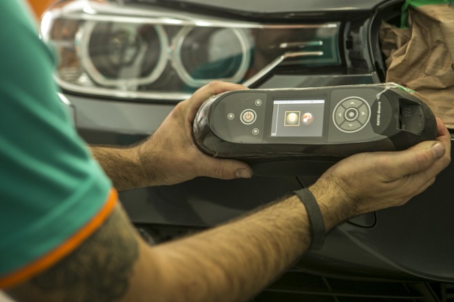 O espectrofotômetro faz o diagnóstico da cor na lataria para a mistura da tinta ser fiel à original. | Marcelo Andrade/Gazeta do Povo