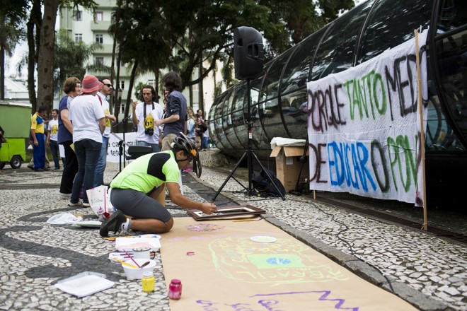Alunos e funcionários se reuniram na Praça Carlos Gomes no começo da tarde desta sexta-feira (17). | Brunno Covello/Gazeta do Povo