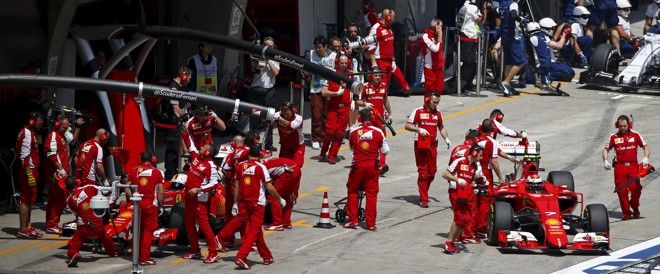 A Ferrari dá um empurrãozinho para Kimi Raikkonen. | CARLOS BARRIA/REUTERS