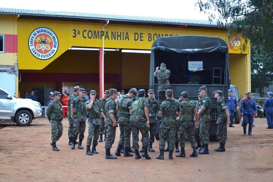 Três dias depois da tragédia, o trabalho de retirada de escombros ainda é intenso. | Carol Debiasi/Tudo Sobre Xanxerê
