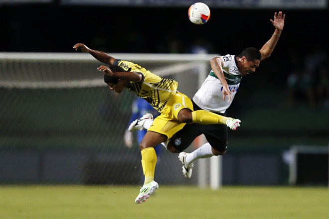 Helder disputa bola pelo alto contra o Cascavel. | Albari Rosa/Gazeta do Povo