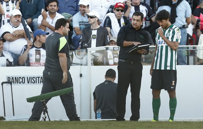 Pedro Ken conversa com Marquinhos antes de entrar em campo | Hugo Harada/Gazeta do Povo
