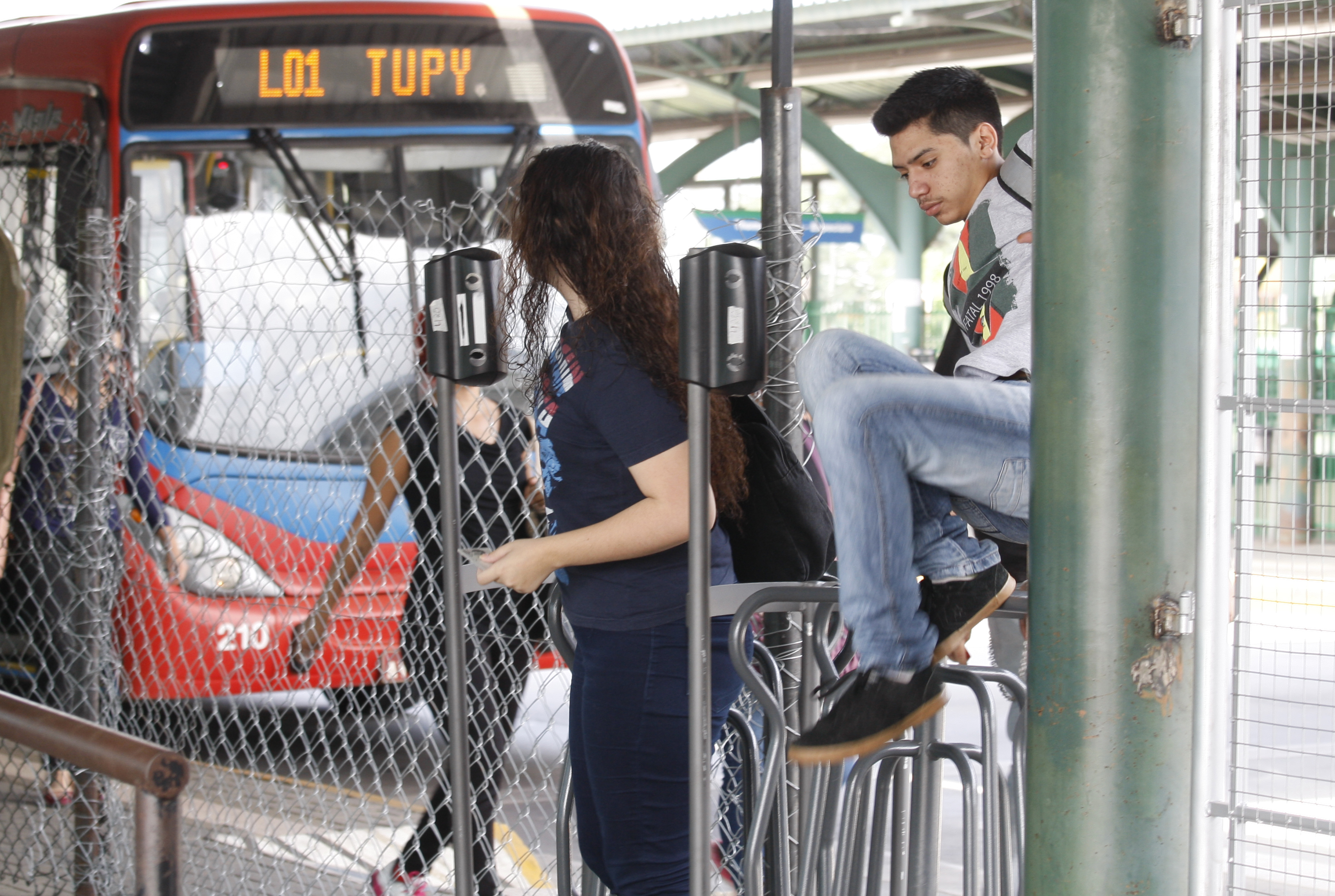 Passageiros continuam pulando catraca no terminal de ônibus em Araucária. | Aniele Nascimento/Gazeta do Povo