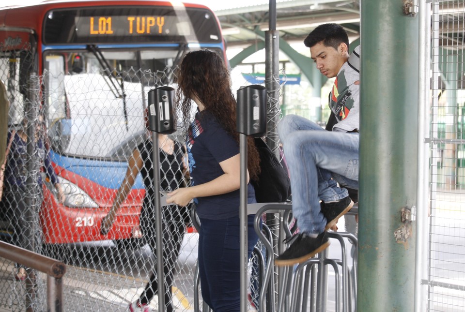 Urbs e Comec não se entendem e nova linha de Araucária é suspensa Passageiros continuam pulando catraca no terminal de ônibus em Araucária. | Aniele Nascimento/Gazeta do Povo