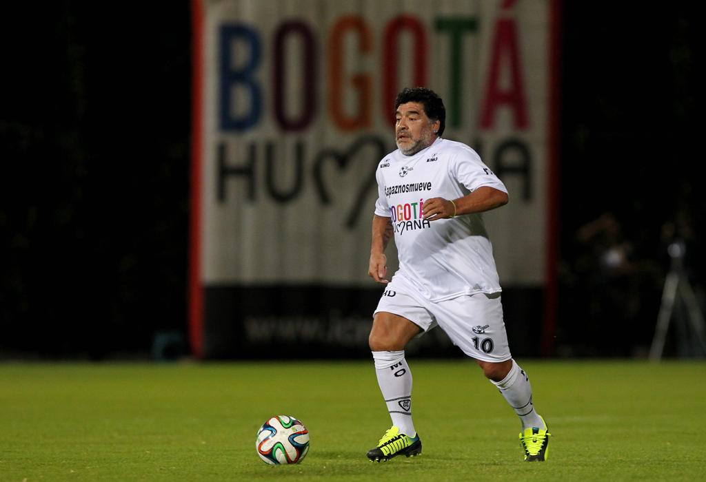 O ex-craque argentino domina a bola no amistoso disputado na Colômbia: mau exemplo. | Leonardo Muñoz/EFE