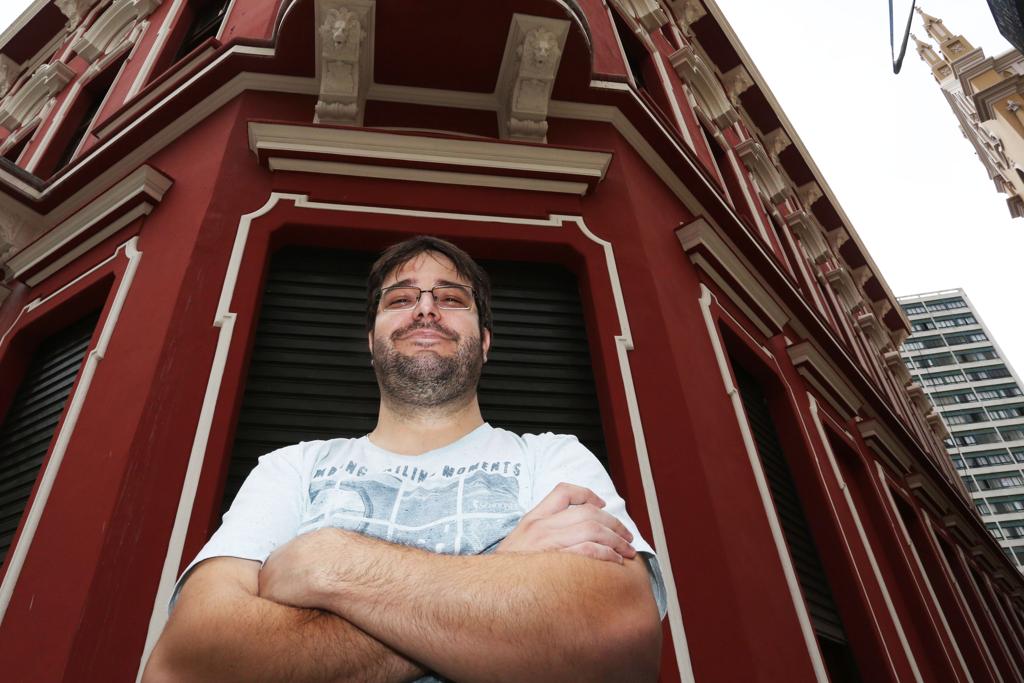 O arquiteto Leandro Nicoletti Gilioli na nova Ferragens Hauer: construção incendiada em 1998, agora restaurada, se torna promessa de vida no Centro Velho. | Ivonaldo Alexandre/Gazeta do Povo