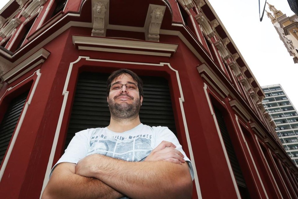 O arquiteto Leandro Nicoletti Gilioli na nova Ferragens Hauer: construção incendiada em 1998, agora restaurada, se torna promessa de vida no Centro Velho. | Ivonaldo Alexandre/Gazeta do Povo
