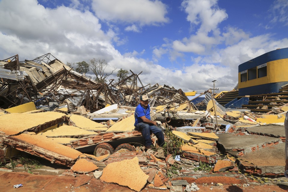 Escombros do ginásio municipal de Xanxerê, destruído pelo tornado que atingiu a cidade na última segunda-feira | Julio Cavalheiro/Secom/Fotos Públicas