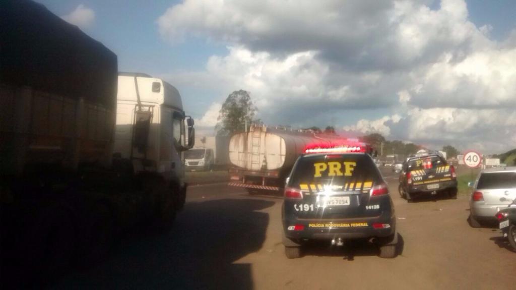 Equipes da PRF acompanham protesto em Marialva, no Km 186 da BR-376 | Divulgação/PRF