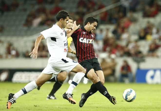 Felipe esteve bastante ativo no primeiro tempo. Foi dele o cruzamento para o gol de Lula. | Hugo Harada/Gazeta do Povo