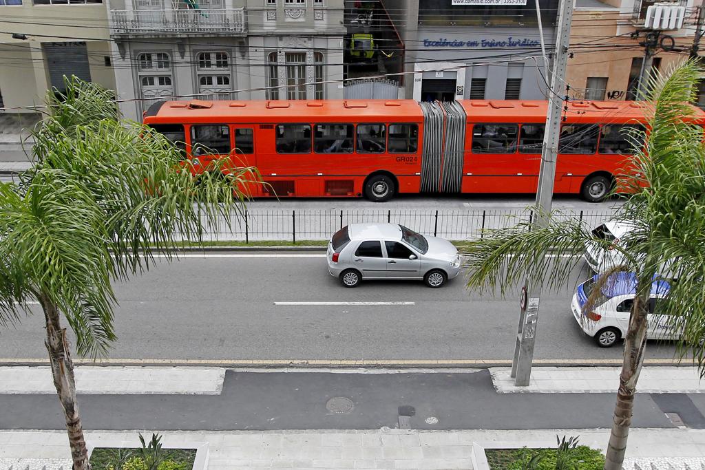 Calçada revitalizada na Avenida Marechal Floriano Peixoto, no Centro de Curitiba: bom exemplo de conservação do passeio. | Antônio More/Gazeta do Povo