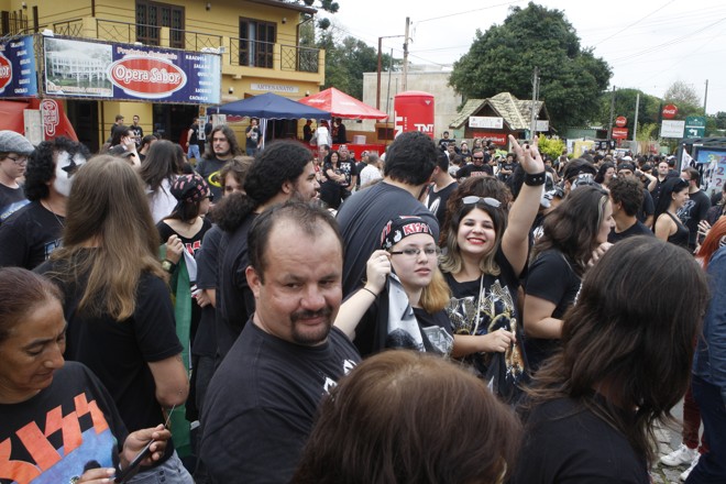 Fãs mais fervorosos foram para a fila já no domingo (19). Nesta terça-feira (21), já havia movimento na Pedreira às 7 horas da manhã. | Aniele Nascimento/Gazeta do Povo