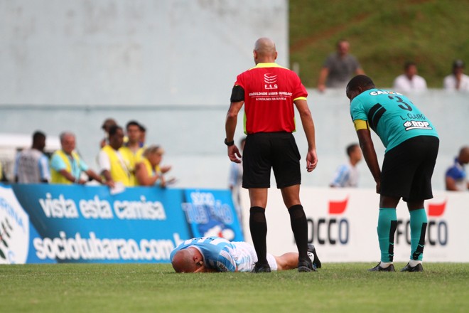 Léo Maringá vai ao solo, observado por Selmo dos Anjos e Luccas Claro. | Gilberto Abelha/Jornal de Londrina