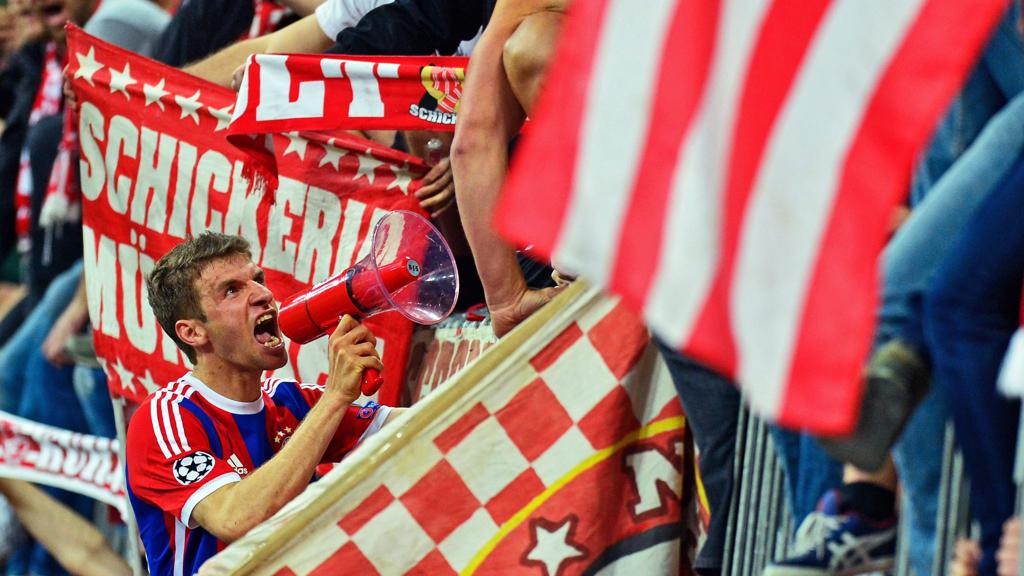 Thomas Müller comemorou classificação à semifinal da Liga dos Campeões junto à torcida do Bayern de Munique. | Marc Mueller/EFE
