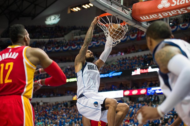 SOZINHO! Tyson Chandler, do Dallas Mavericks, enterra sozinho, sem marcação, para dar a vitória ao Dallas Mavericks. A série agora está 3 a 1 para o time de Houston. | Jerome Miron/USA Today Sports