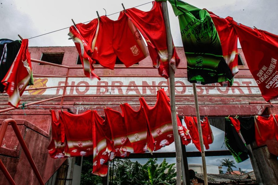 Sem dinheiro, Rio Branco recebe o Atlético por sobrevida na elite Entrada da Estradinha, sede do Rio Branco: divergência com a prefeitura de Paranaguá ameaça centenário clube. | Caniel Castellano/Gazeta