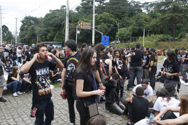 De acordo com a Secretaria de Trânsito (Setran), cerca de 500 pessoas já se reuniam na entrada da Pedreira por volta do meio-dia desta terça-feira (21). | Aniele Nascimento/Gazeta do Povo