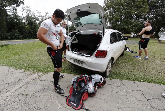 Seleção Brasileira de Futebol Americano fazendo um treinamento intensivo no feriado de Tiradentes na Unicentro em Irati, interior do Paraná. Seleção se prepara para a primeira participação do Brasil na Copa do Mundo de Futebol Americano. atletas de santa catarina chegando para o treino de carro. | Albari Rosa/gazeta do povo