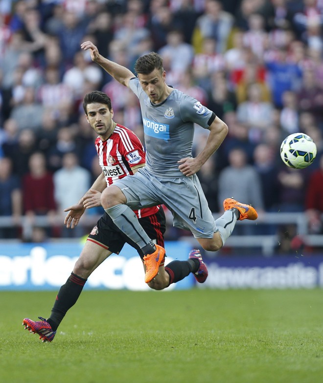PONTO FUTURO: Jordi Gomez, do Sunderland (à esq.), e Ryan Taylor, do New Castle, correm mais do que a bola na Premier League. | Lee Smith/REUTERS