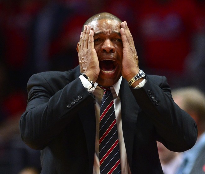 TUDO ERRADO!! Doc Rivers, técnico do Los Angeles Clippers, quase foi á loucura na partida contra o San Antonio Spurs. Não adiantou berrar. Seus comandados perderam para o time de San Antonio. | Michael Nelson/EFE