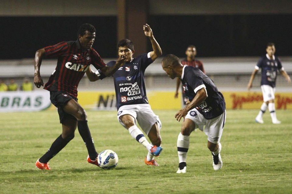 Empate com o Remo prolonga má fase do Atlético Douglas Coutinho foi titular no ataque do Atlético contra o Remo. | Thiago Gomes/Folhapress