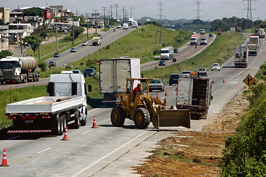 Obra de 2012 em outro trecho viário do Contorno Sul. Nova etapa, porém, ainda não tem prazo para iniciar, segundo o Dnit. | Albari Rosa/Arquivo/Gazeta do Povo