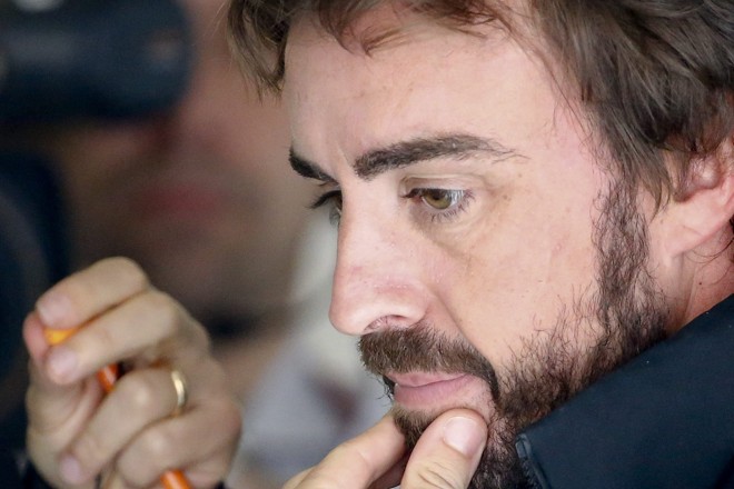 Preocupado, o piloto espanhol Fernando Alonso segue penando com a McLaren. Ele fechou o dia de treinos apenas com a 12ª colocação. | Diego Azubel/EFE