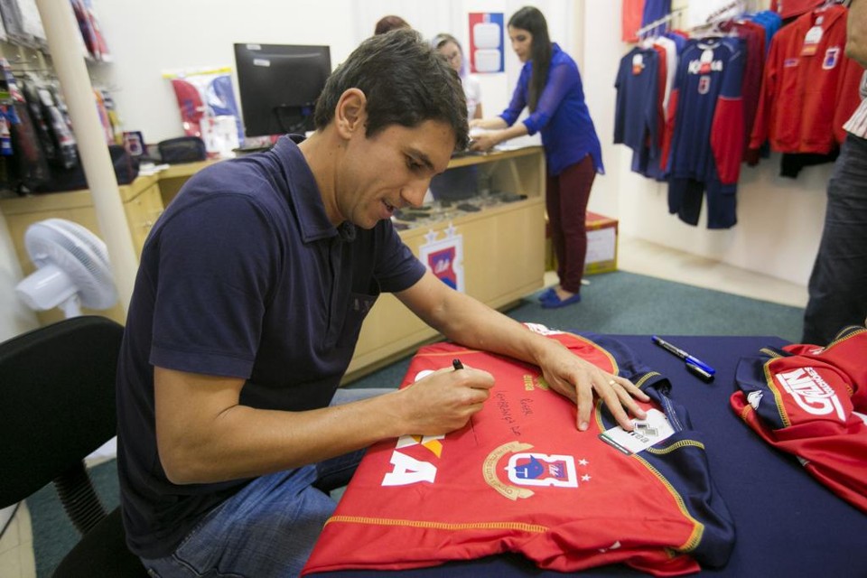 Lúcio Flávio autografou dezenas de camisas do Paraná. | Brunno Covello/Gazeta do Povo