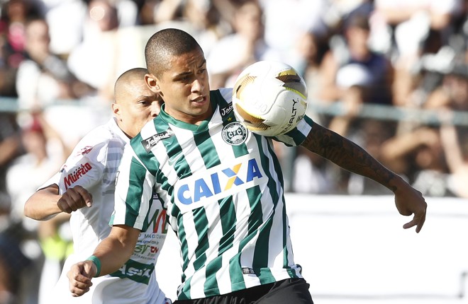 Wellington Paulista faz o domínio observado pelo volante | Hugo Harada/Gazeta do Povo