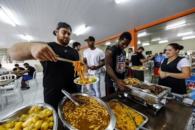 Seleção Brasileira de Futebol Americano fazendo um treinamento intensivo no feriado de Tiradentes na Unicentro em Irati, interior do Paraná. Seleção se prepara para a primeira participação do Brasil na Copa do Mundo de Futebol Americano. atletas almoçando no restaurante da Unicentro. | Albari Rosa/gazeta do povo